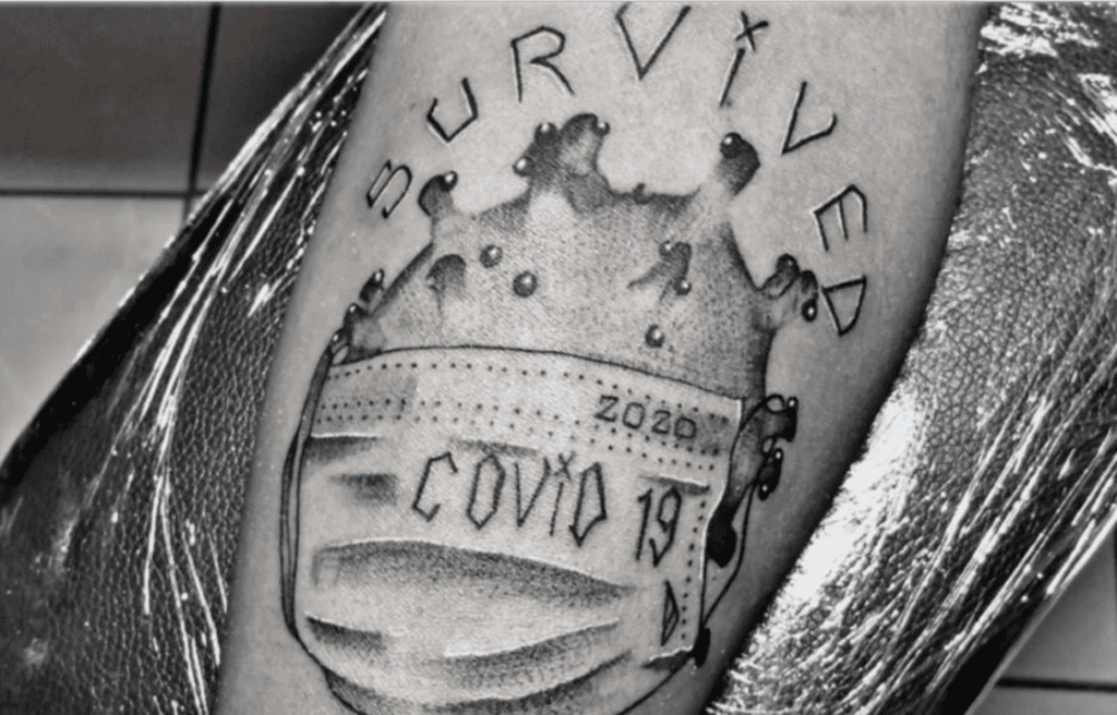 Hombre supera Covid-19 y se tatúa la palabra "Survived"