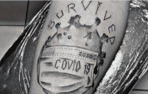 Hombre supera Covid-19 y se tatúa la palabra “Survived”