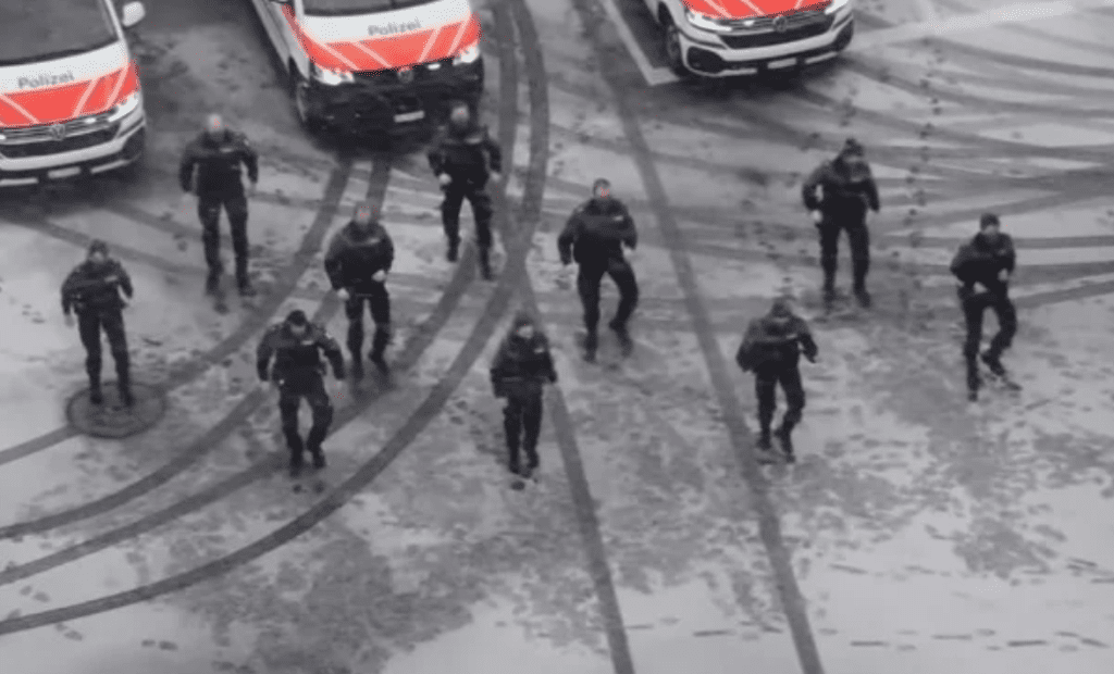 Policía suiza se viraliza con #VIDEO para ponerle “buena onda” a la pandemia
