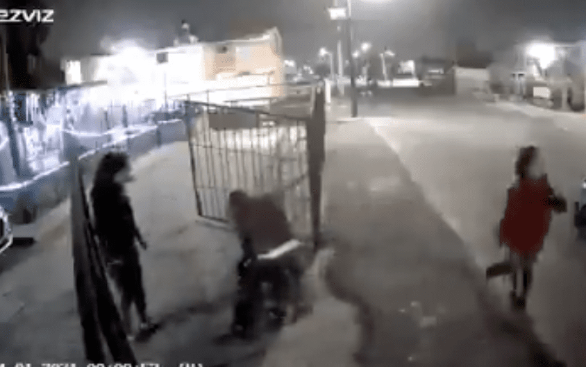 Familia golpea a sujetos que llegaron a "balearlos" en Edomex #VIDEO
