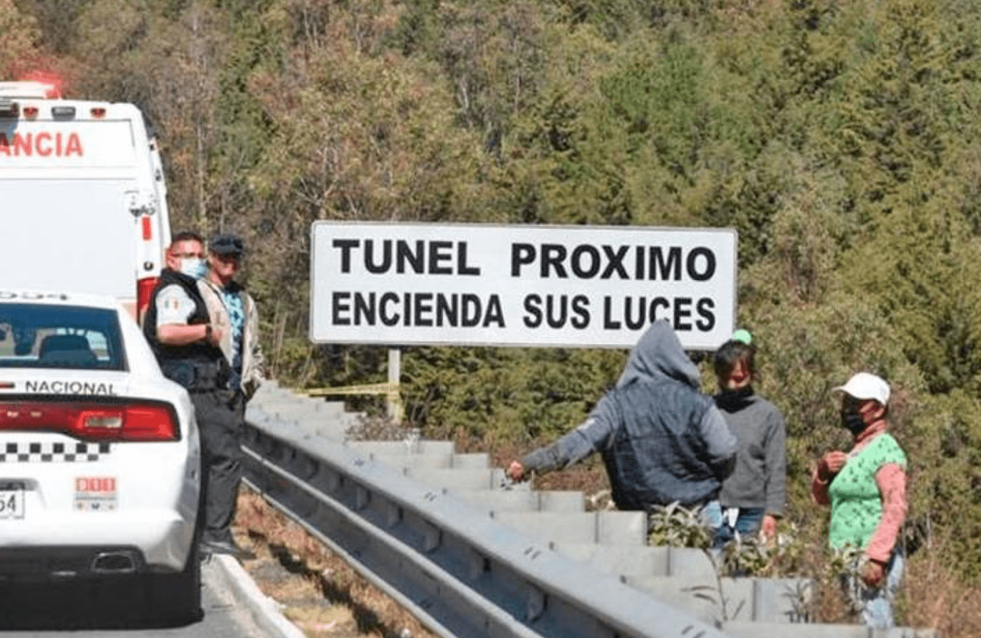 Hallan cuerpo embolsado en autopista Chamapa-Lechería en Naucalpan
