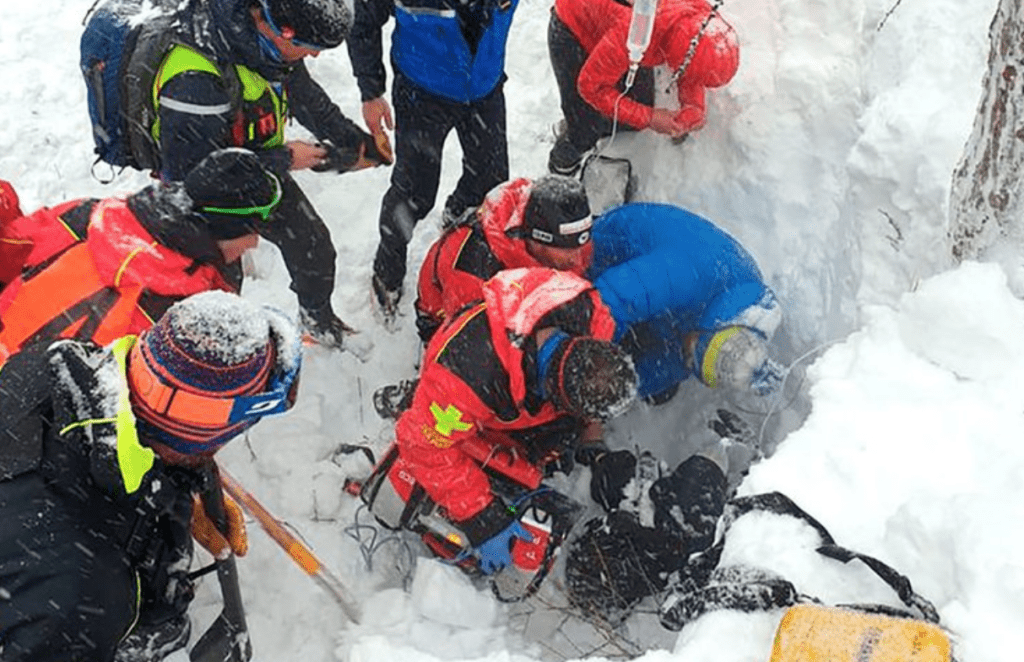 Hombre sobrevive tras quedar sepultado en alud de nieve durante dos horas y media