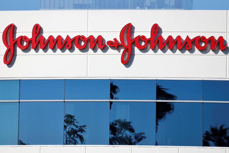 Vacuna de una dosis de Johnson & Johnson fue eficaz en estudios de fase III