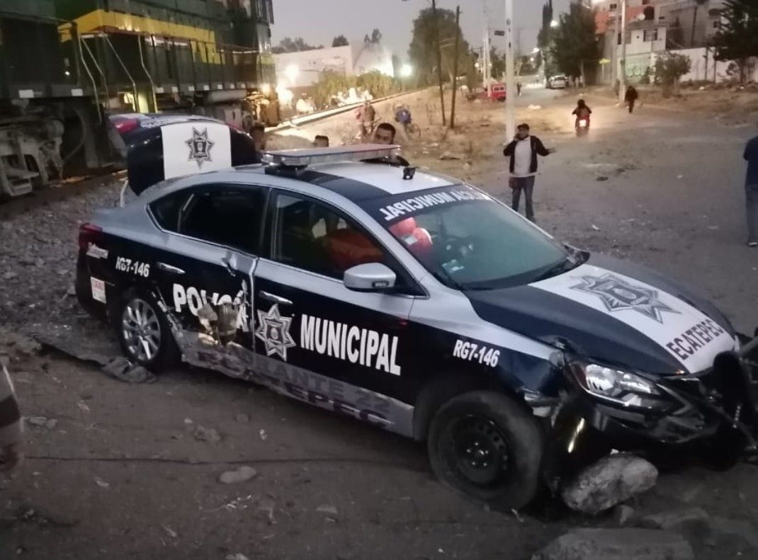 Tren embiste a una patrulla en Ecatepec y el conductor se salva justo a tiempo #VIDEO