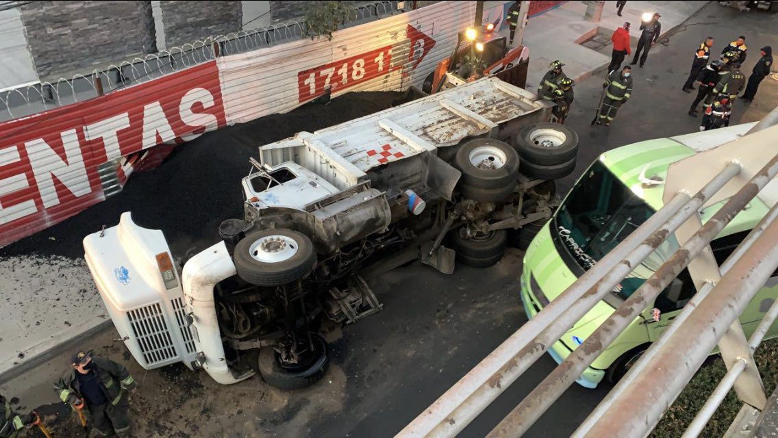 Camión con grava se vuelca  en Olivar de los Padres #VIDEO