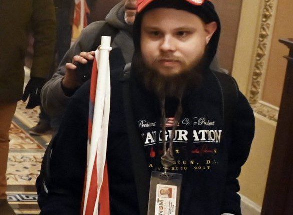 Participa en la insurrección del Capitolio con su gafete del trabajo y lo despiden