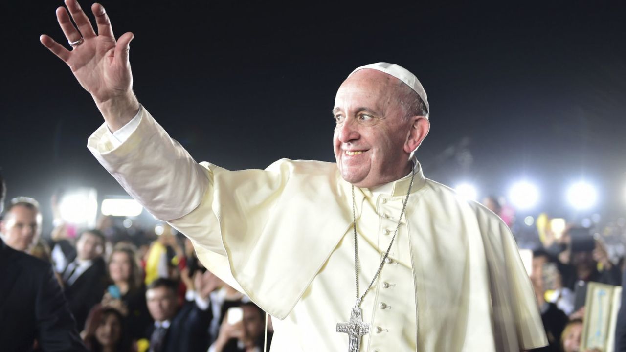 Decreta Papa Francisco que mujeres podrán ser monaguillas y dar la comunión