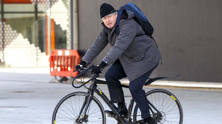 Critican a Boris Johnson por andar en bicicleta lejos de su residencia en plena pandemia