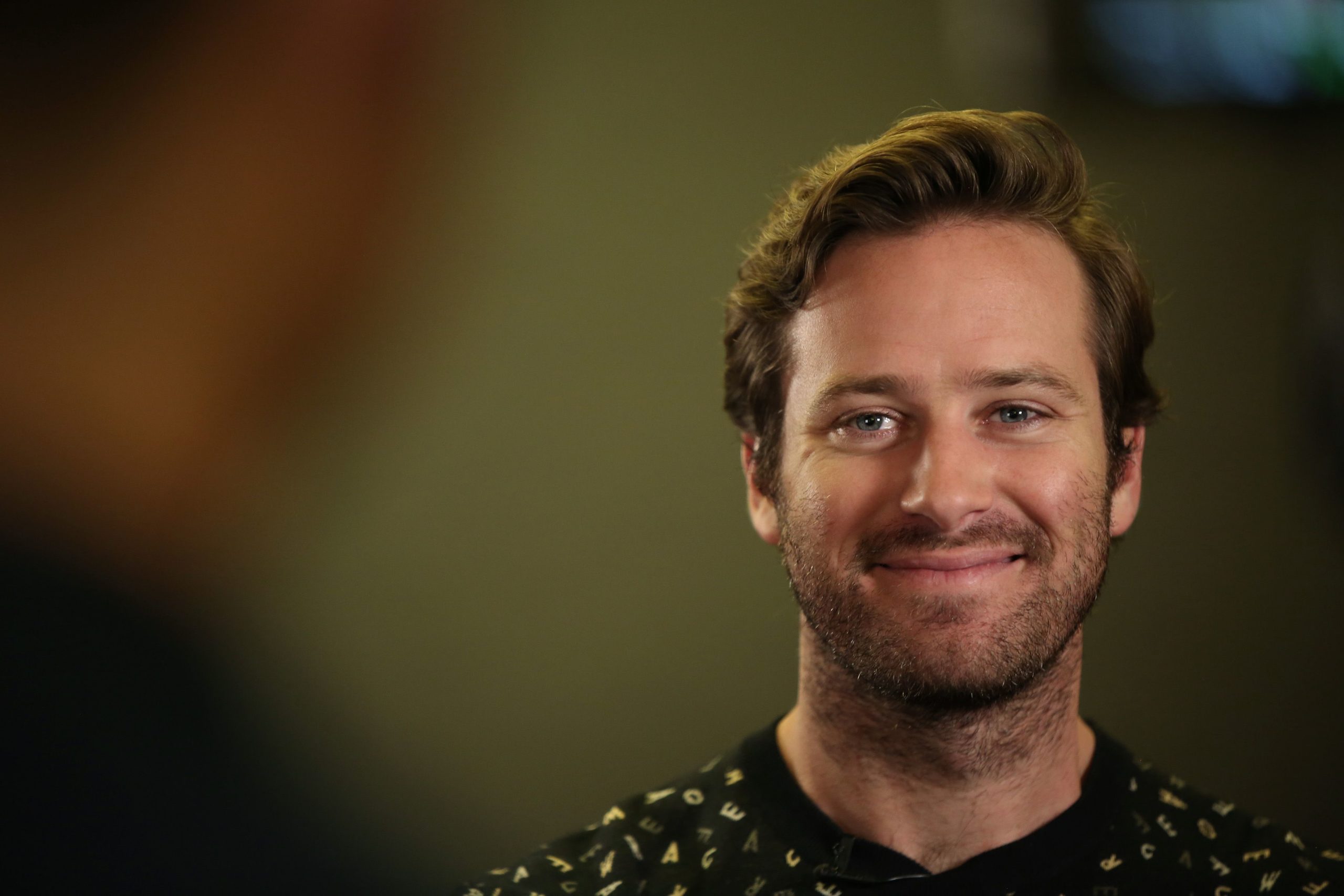 Tras acusaciones de canibalismo, Armie Hammer renuncia a película con JLo