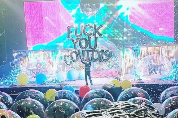 The Flaming Lips da concierto en "burbujas espaciales" de plástico