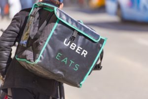 Uber Eats reduce comisiones a restaurantes como apoyo por la pandemia