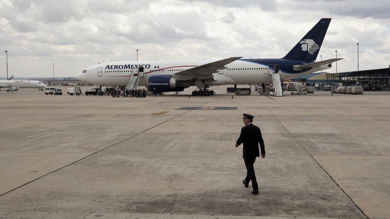 Trabajadores de Aeroméxico aceptan reducción salarial para evitar quiebra