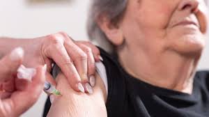 Adultos mayores que no puedan salir recibirán vacuna contra COVID-19 en su casa