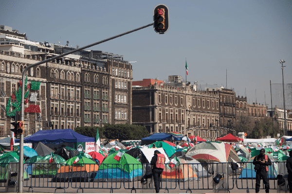 Desalojan campamento de FRENAAA en el Zócalo #VIDEO