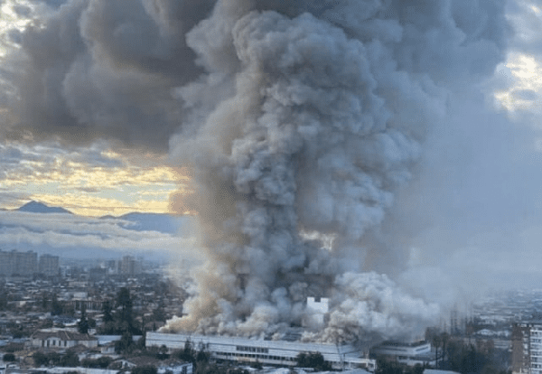 Incendio en Hospital de Chile obliga a pacientes y personal a desalojar #VIDEO
