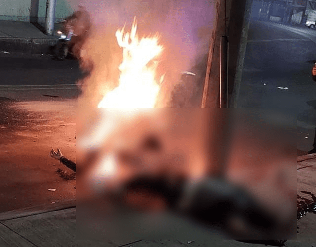 Envueltos en fuego, mueren en Gustavo A. Madero al chocar su moto contra un poste