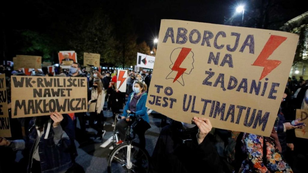 Polonia promulga sentencia que prácticamente prohibe el aborto, advierten manifestaciones