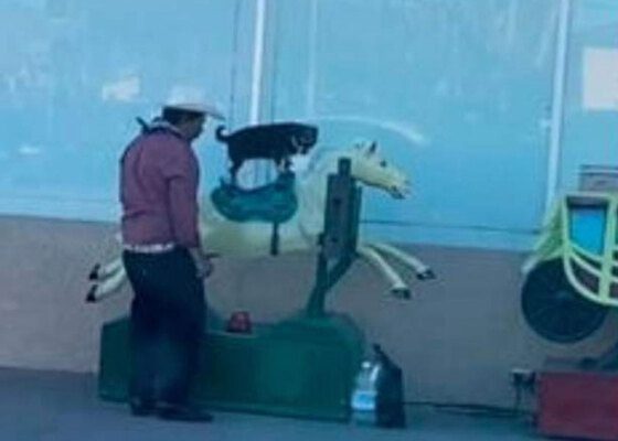 Hombre sube a su perrito a juego mecánico y baila con él #VIDEO