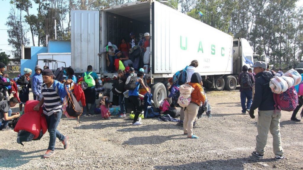 Rescatan a 150 migrantes en Texas, que estaban escondidos en un tráiler