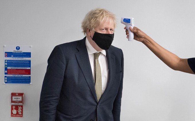 Boris Johnson anunció restricciones más duras para contener brote de COVID-19 en Inglaterra