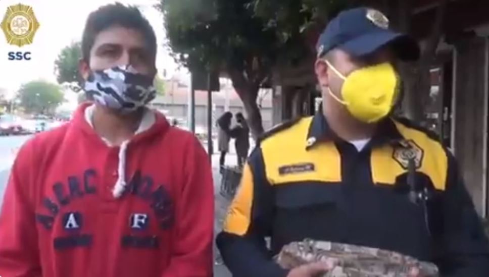 Policía devuelve mochila con 30 mil pesos, que encontró en baño público #VIDEO