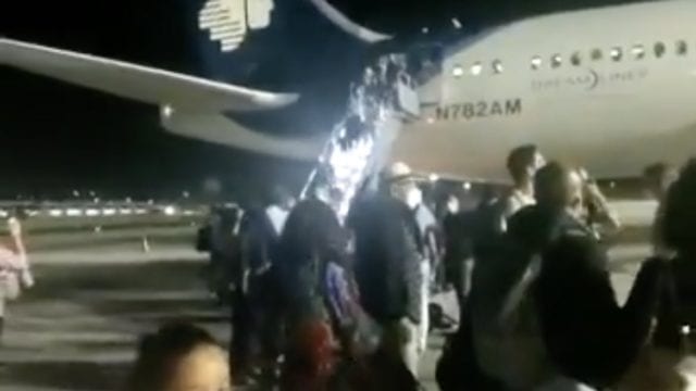 Piloto de Aeroméxico aborta despegue tras choque de ave en motor #VIDEO