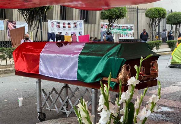 Cuerpo de hombre localizado en fosa clandestina es velado frente a Segob