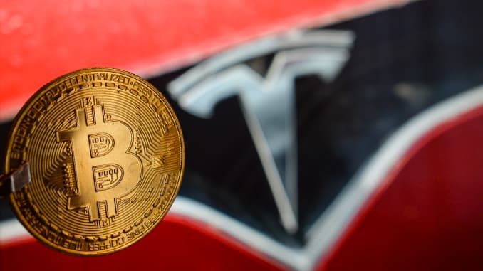 Tesla se desploma 25% tras invertir en Bitcoin