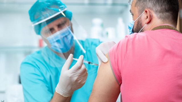 Adultos podrán vacunarse antes del 31 de julio, en el Reino Unido