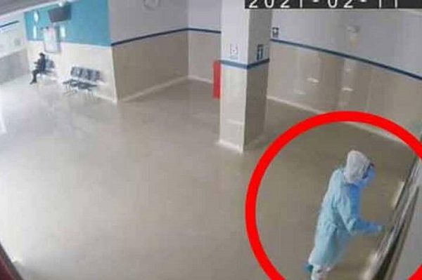 Policía de disfraza de médico para poder ver a su padre con Covid y se entera de su muerte