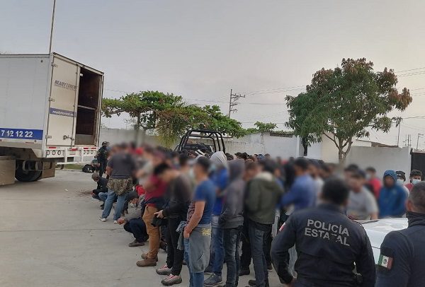 Rescatan en Veracruz a 158 migrantes centroamericanos que viajaban dentro de un tráiler