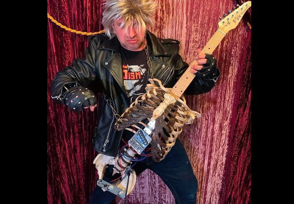 Para honrar a su tío, joven construye guitarra con parte de su esqueleto
