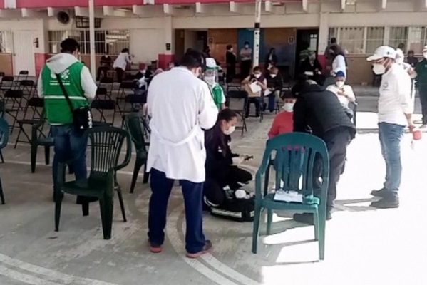 Abuelita presenta leve reacción adversa a vacuna anticovid