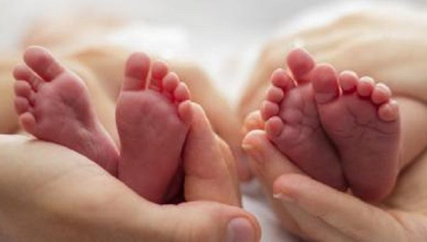 Pareja regresa a sus hijos adoptivos tras no sentirse "enamorados" de ellos y lograr concebir los suyos