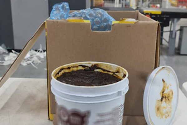 Aseguran metanfetamina por un valor de un millón 400 mil pesos oculta en Mole rojo