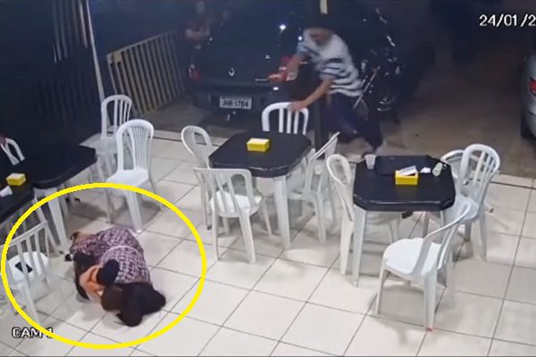 Así protegió una madre embarazada a su hijo durante un asalto #VIDEO