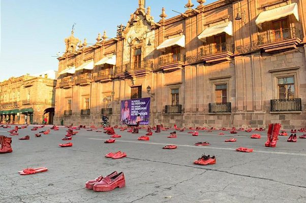 Colocan 600 zapatos rojos en Morelia para exigir justicia para Jessica González