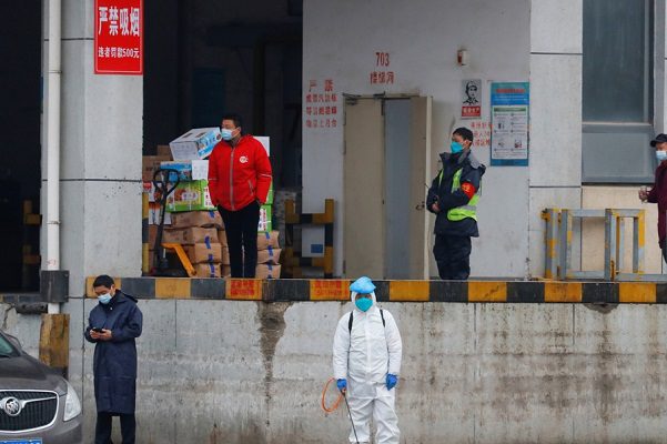 Equipo de la OMS visita hospital donde se produjo primer brote de Covid-19
