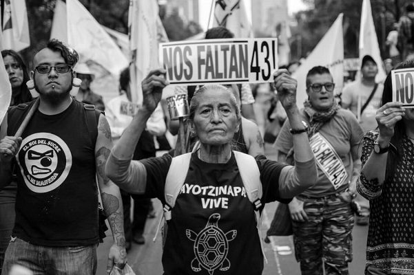 Padres de los 43 ofrecen recompensa por información sobre el paradero de los normalistas