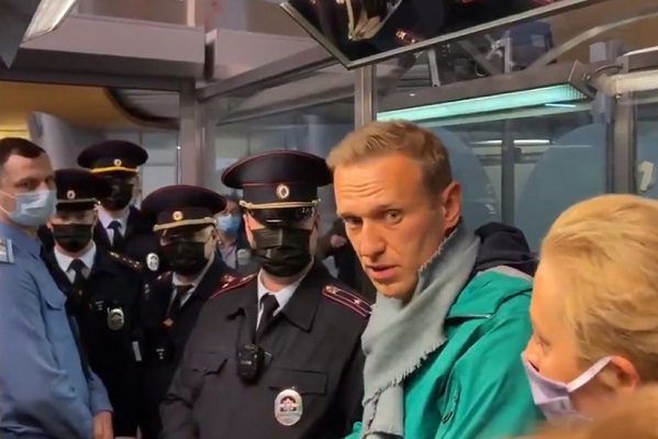 Condenan a opositor Alexéi Navalny a tres años y medio de cárcel