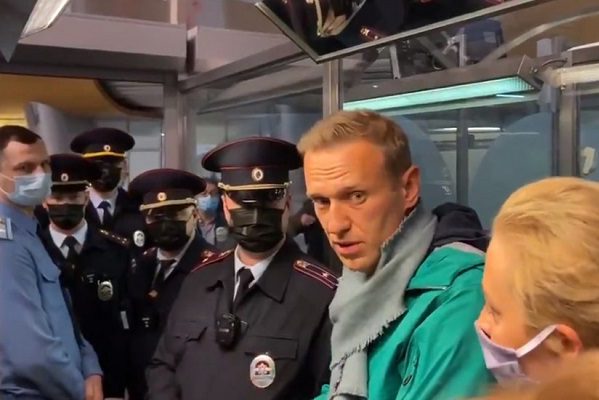 Condenan a opositor Alexéi Navalny a tres años y medio de cárcel