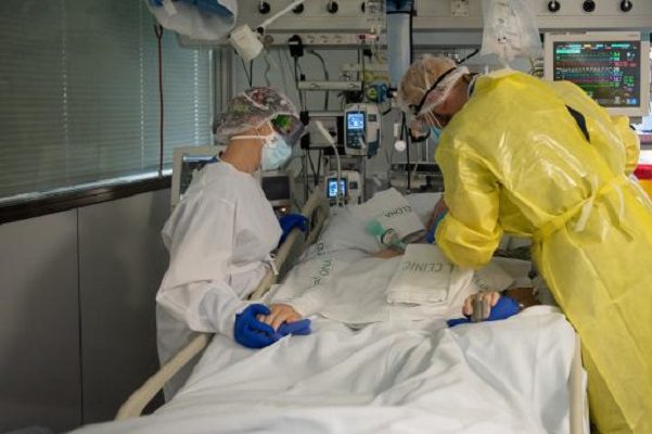 Antes de ser intubados y sedados, pareja con Covid-19 se casa en hospital