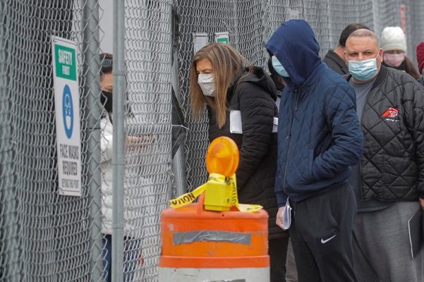 EU promete a migrantes acceso a vacunas covid sin no detenciones