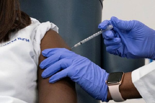 EU ya vacunó contra el Covid-19 a una cifra mayor a sus contagios