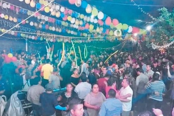 Fiesta patronal en Oaxaca deja brote de 400 contagios de Covid-19 #VIDEO
