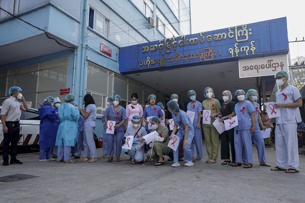 Personal sanitario de Birmania entra paro de actividades tras golpe de Estado