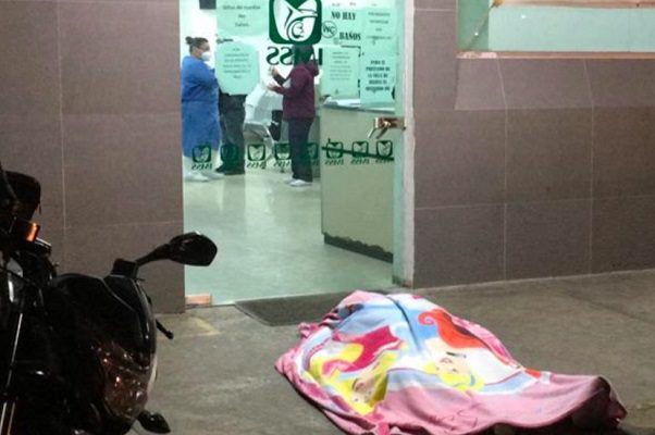 Hombre murió en la puerta del Hospital Magdalena de las Salinas #VIDEO (IMÁGENES FUERTES)