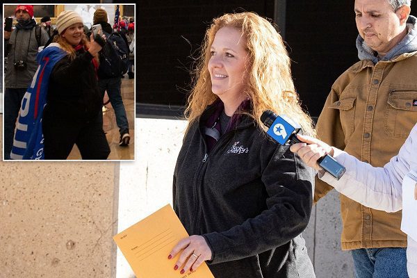 Permiten vacacionar en México a mujer detenida por asalto al Capitolio