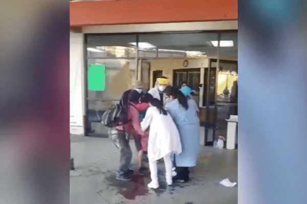 Mujer da a luz en puerta de hospital en Oaxaca; acusan negligencia #VIDEO