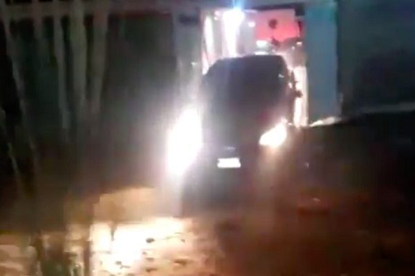 Queman vivos a dos presuntos delincuentes en Los Reyes La Paz #VIDEO